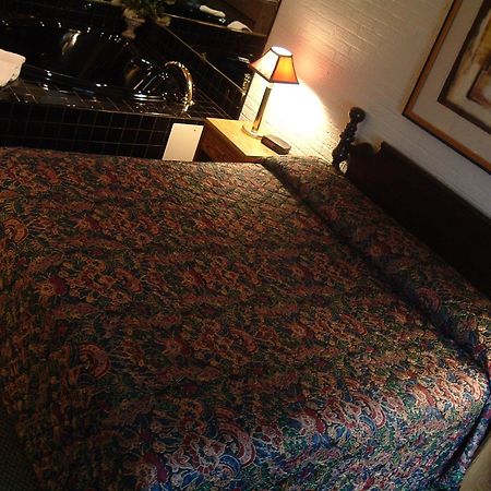 Colonial Inn Mercer-Grove City Szoba fotó