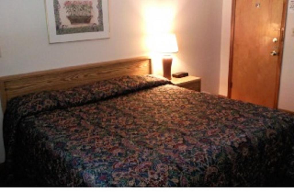 Colonial Inn Mercer-Grove City Szoba fotó
