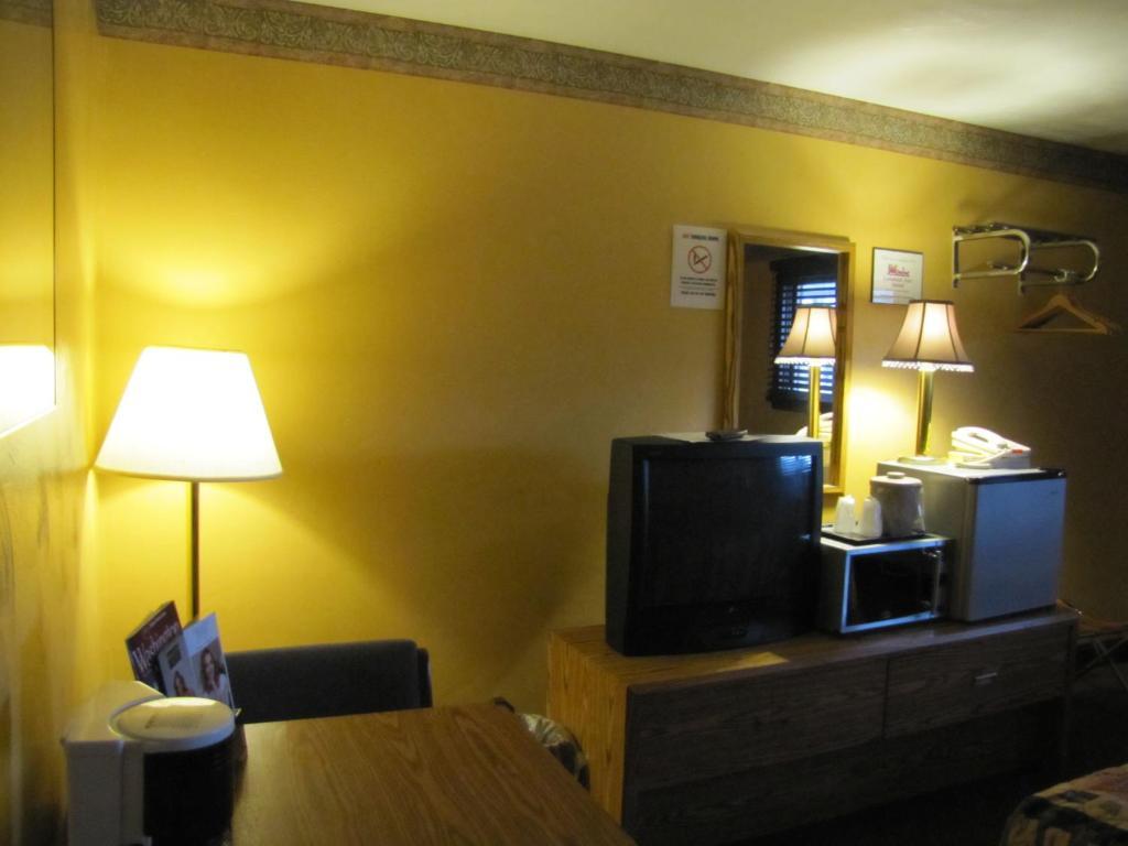 Colonial Inn Mercer-Grove City Szoba fotó