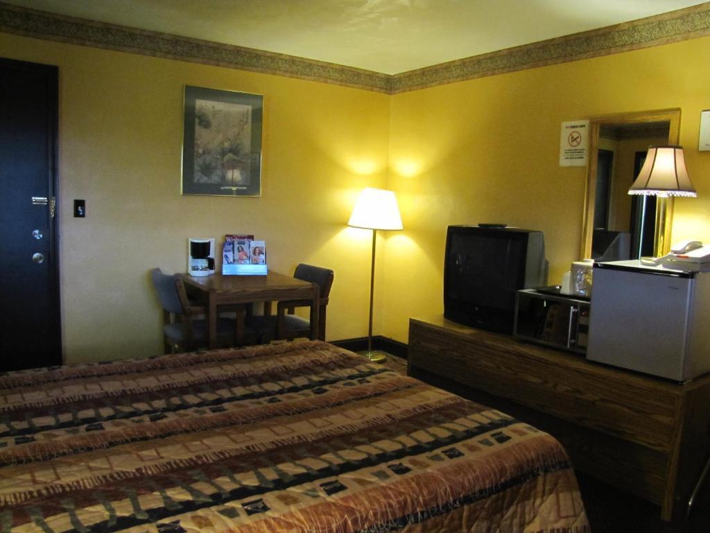 Colonial Inn Mercer-Grove City Szoba fotó