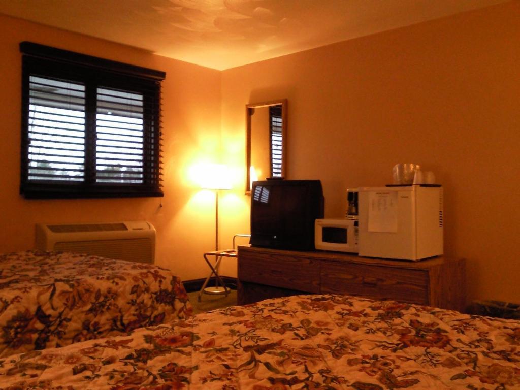 Colonial Inn Mercer-Grove City Szoba fotó