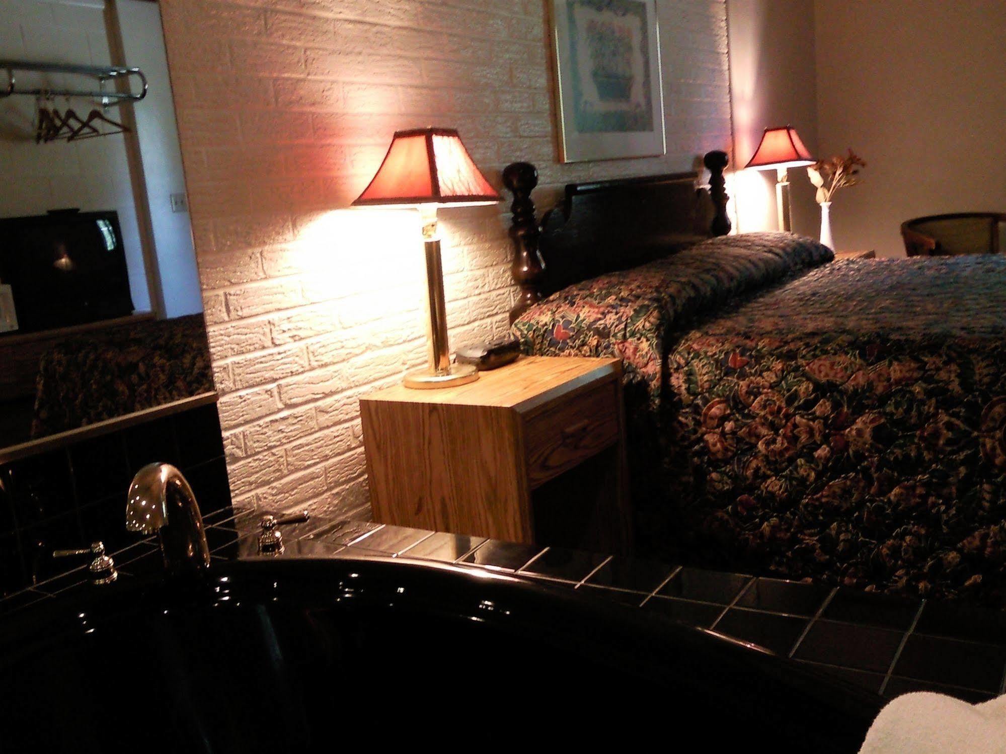 Colonial Inn Mercer-Grove City Szoba fotó